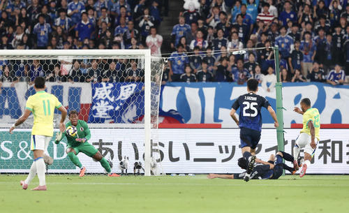 日本対ブラジル　前半、P・エンリケ（右端）に先制ゴールを決められるGK鈴木（左から2人目）（撮影・河田真司）