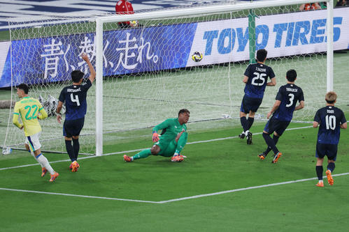 日本対ブラジル　前半、ブラジルのマルチネリ（左）にゴールを許すGK鈴木（撮影・宮地輝）