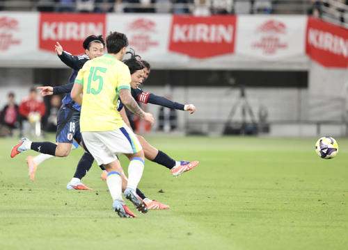 日本対ブラジル　後半、ゴールを決める南野（撮影・河田真司）