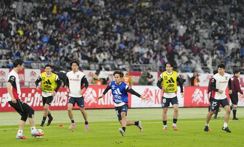 ブラジル戦を前にウオーミングアップする久保（中央）ら日本代表＝味の素スタジアム（共同）