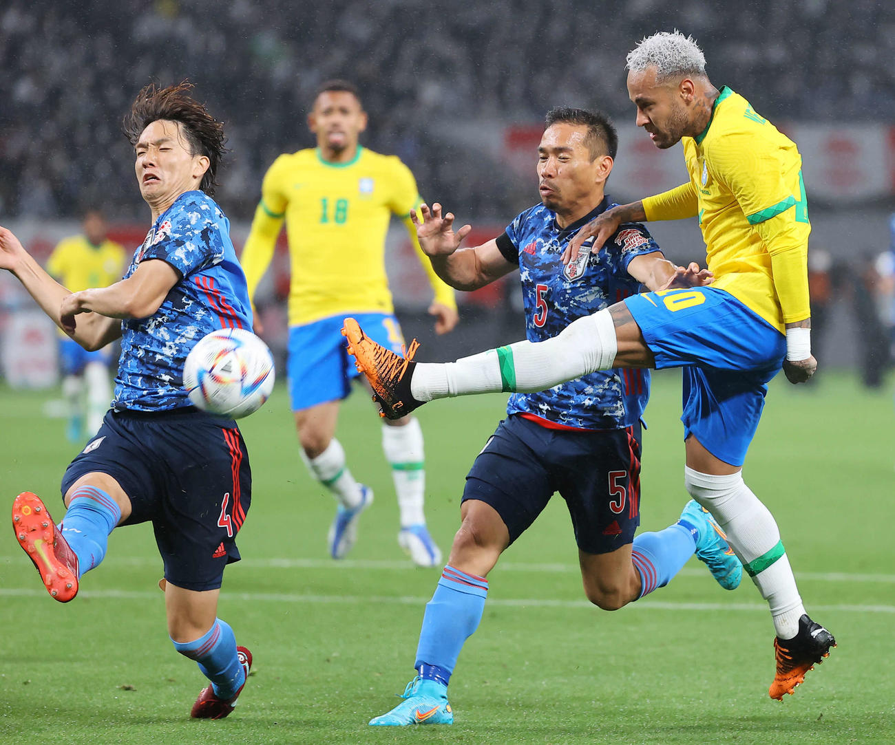 22年6月6日のブラジル戦で来日したネイマール（右）。日本代表は板倉（左）と長友