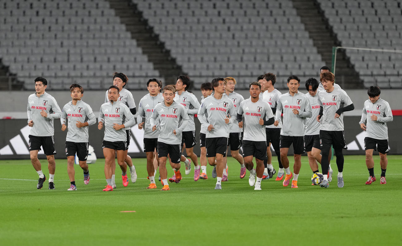 公式練習に臨む日本代表（撮影・足立雅史）