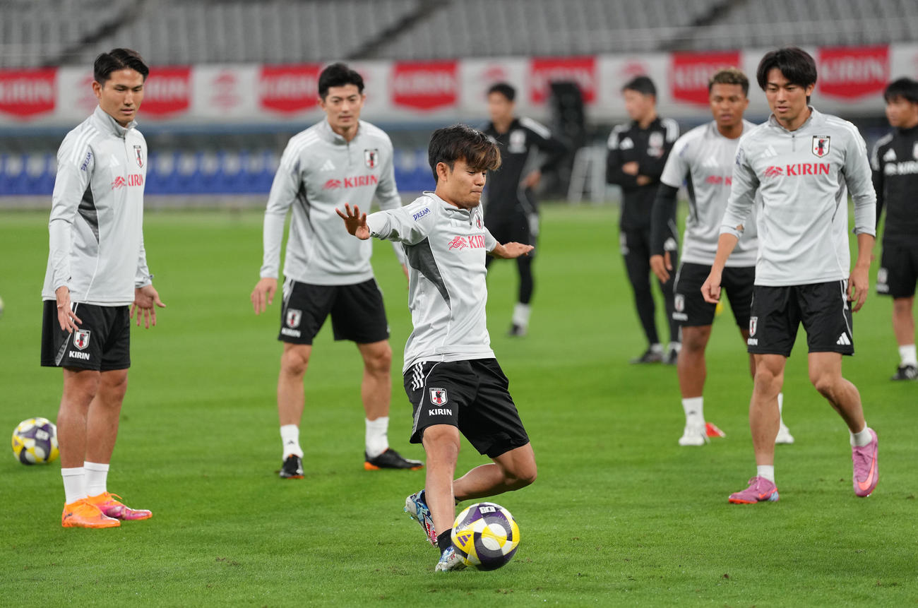 公式練習でボールを追う久保（中央）ら（撮影・足立雅史）
