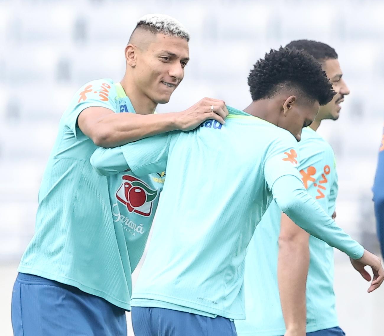 前日練習でエステバン（右）とおどけるブラジル代表リシャルリソン（撮影・河田真司）