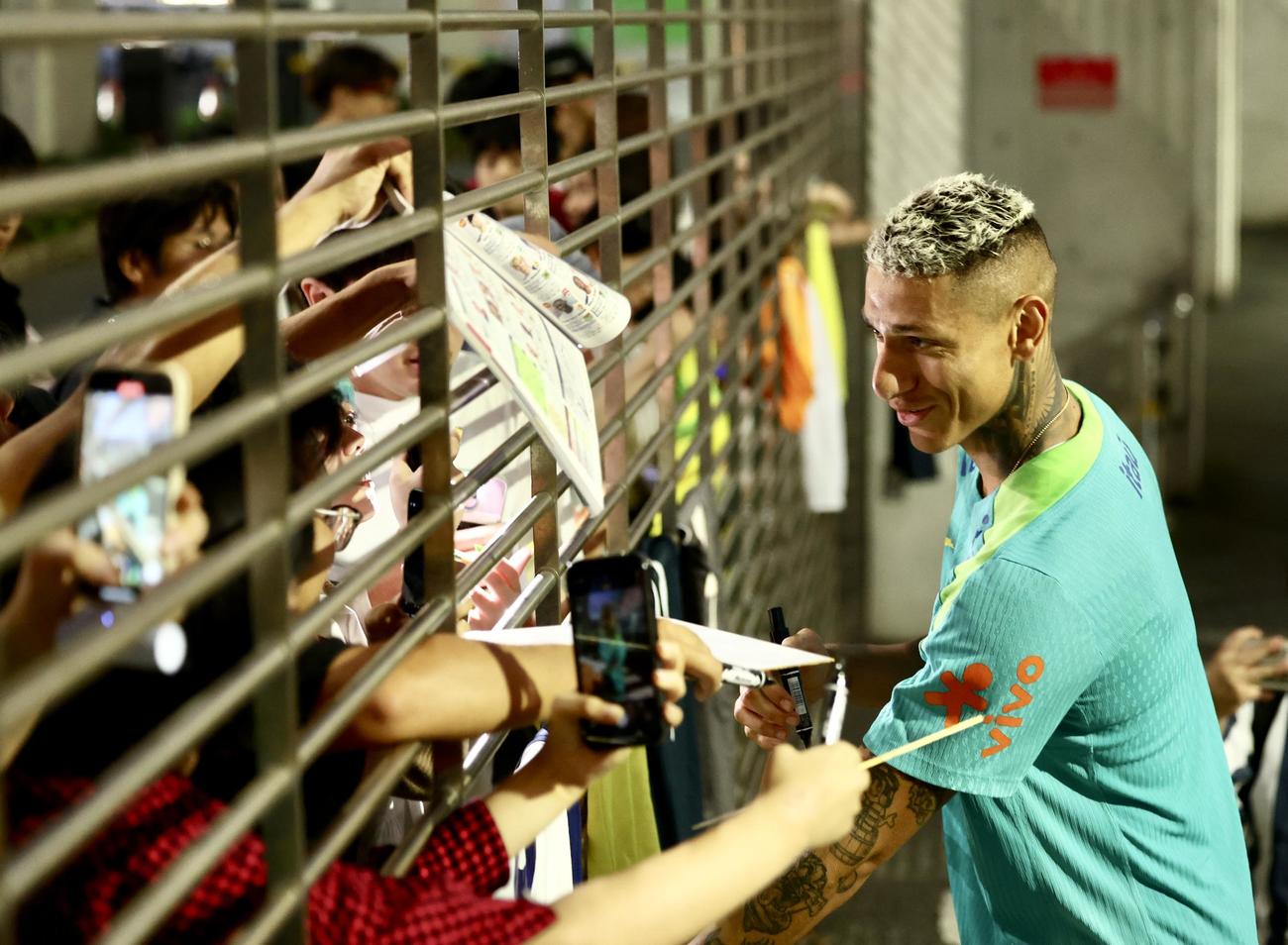 前日練習後、ファンサービスに応じるブラジル代表リシャルリソン（撮影・河田真司）