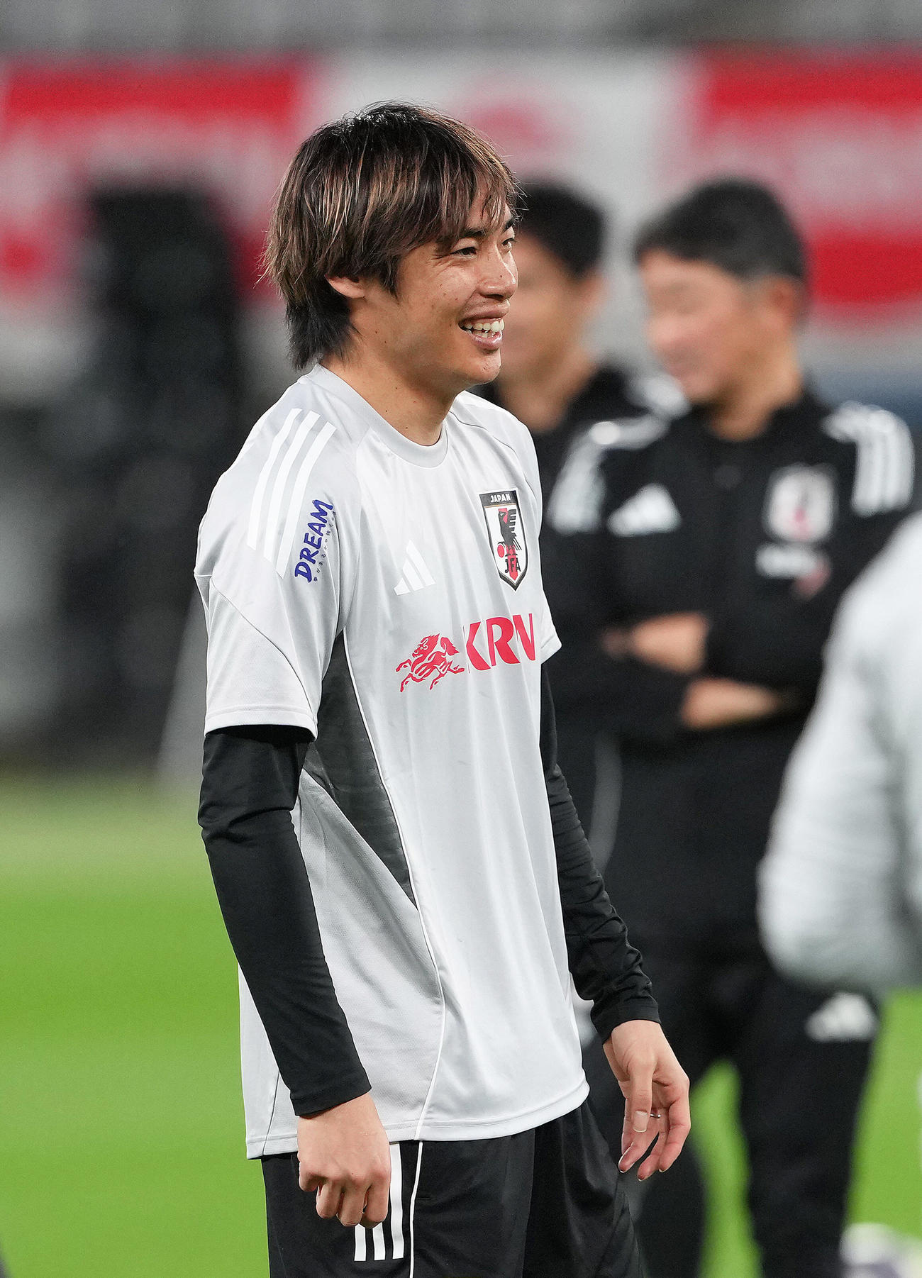 サッカー日本代表公式会見・練習　公式練習で笑顔を見せる伊東（撮影・足立雅史）