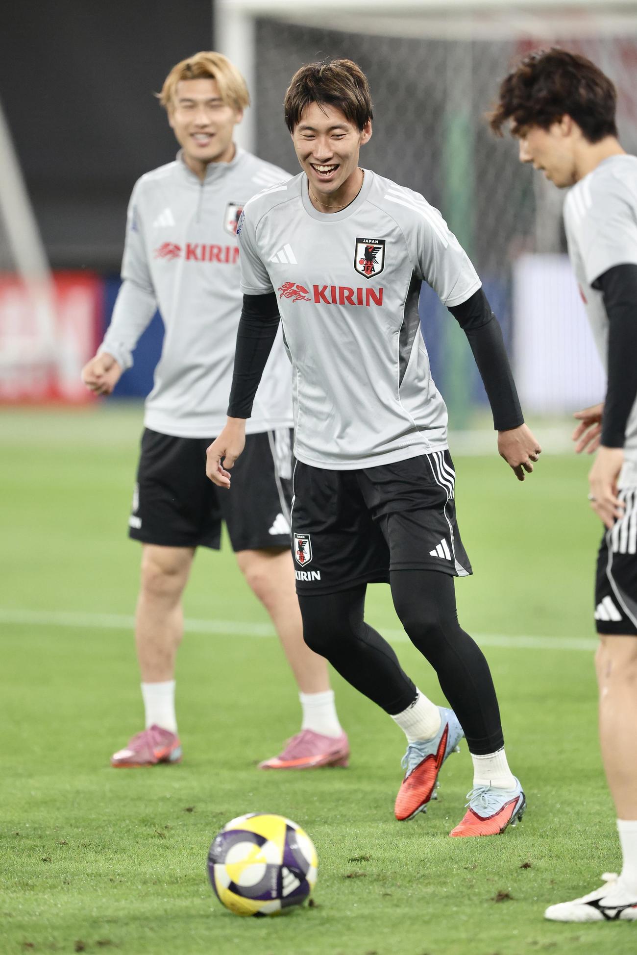 笑顔で前日練習に臨む鎌田（撮影・河田真司）