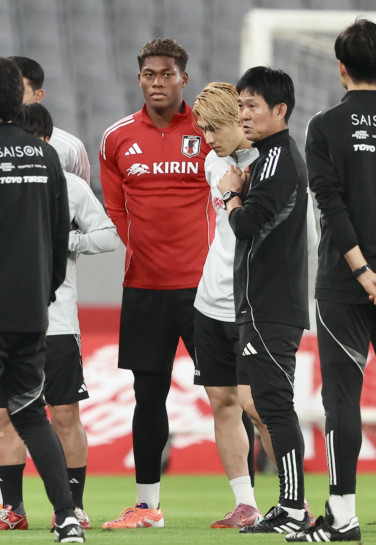 練習開始前、円陣を組む鈴木（左）。右は日本代表森保監督（撮影・河田真司）