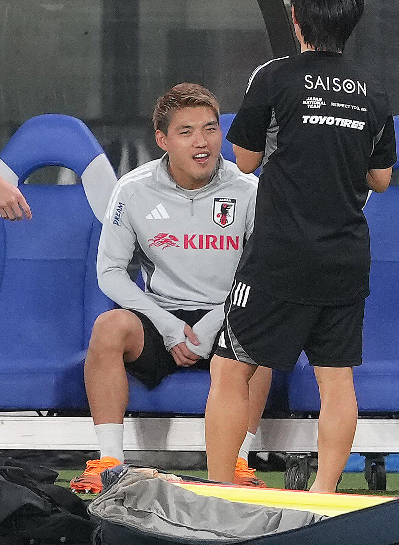 練習前、リラックスした表情を見せる堂安（撮影・足立雅史）