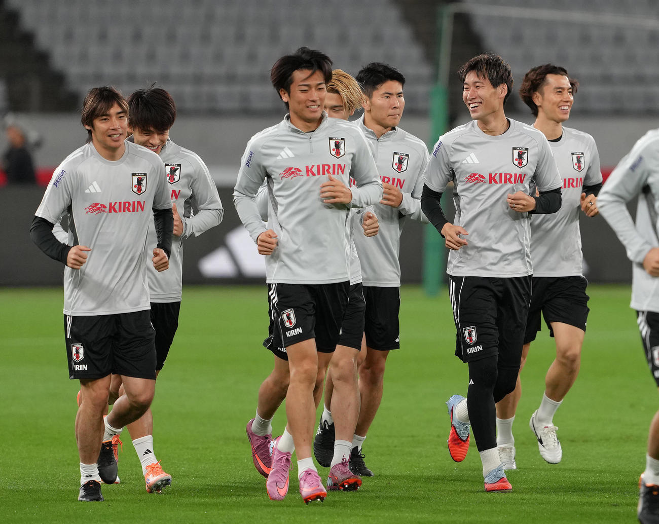 公式練習で笑顔を見せる、手前左から伊東、中村、鎌田（撮影・足立雅史）