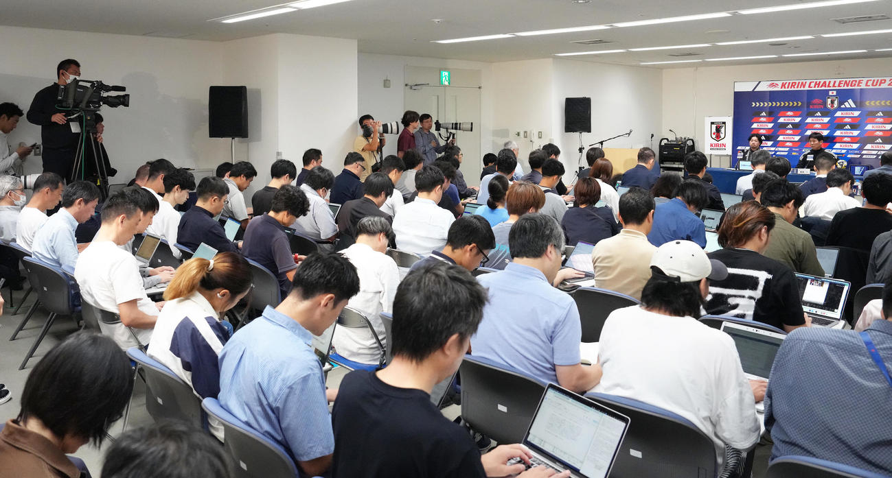 多くの報道陣が見つめる中、公式会見に臨む日本代表の森保監督（撮影・足立雅史）