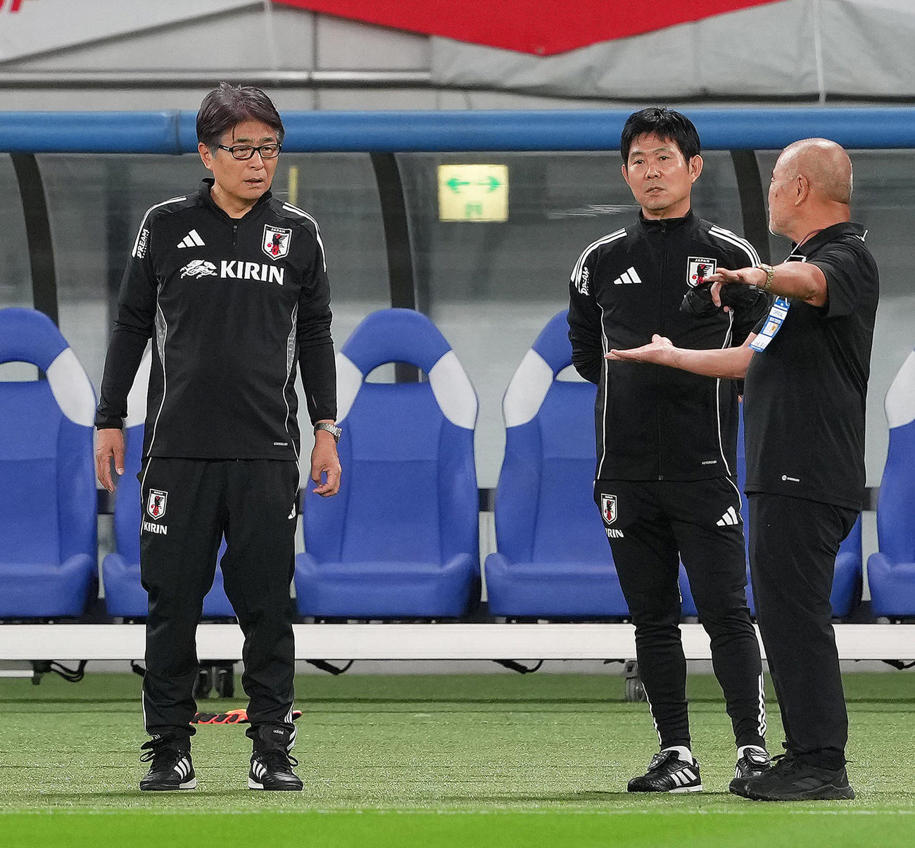 練習前、スタッフらと話す日本代表の森保監督（右）と山本ダイレクター（撮影・足立雅史）