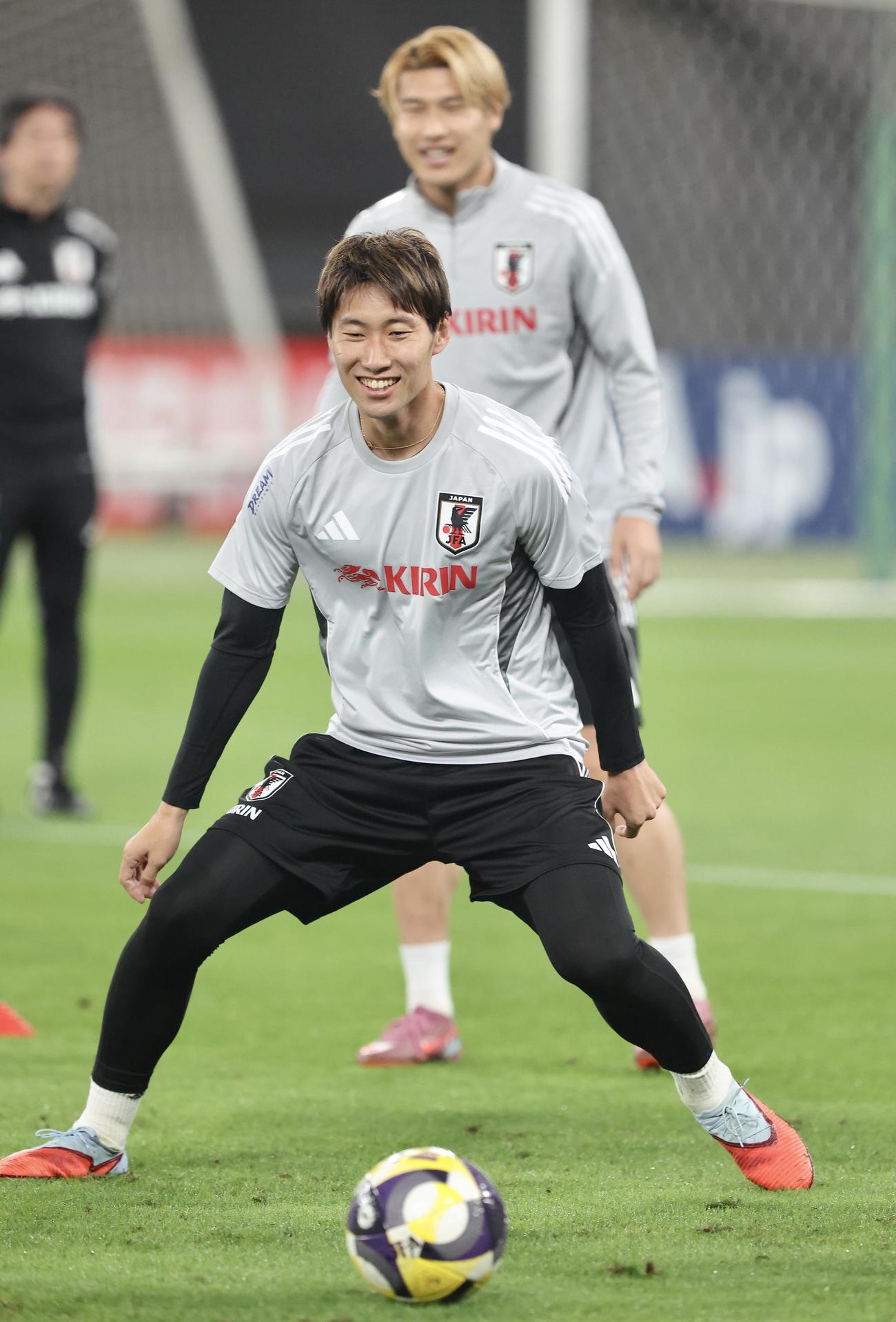 笑顔で前日練習に臨む鎌田（撮影・河田真司）