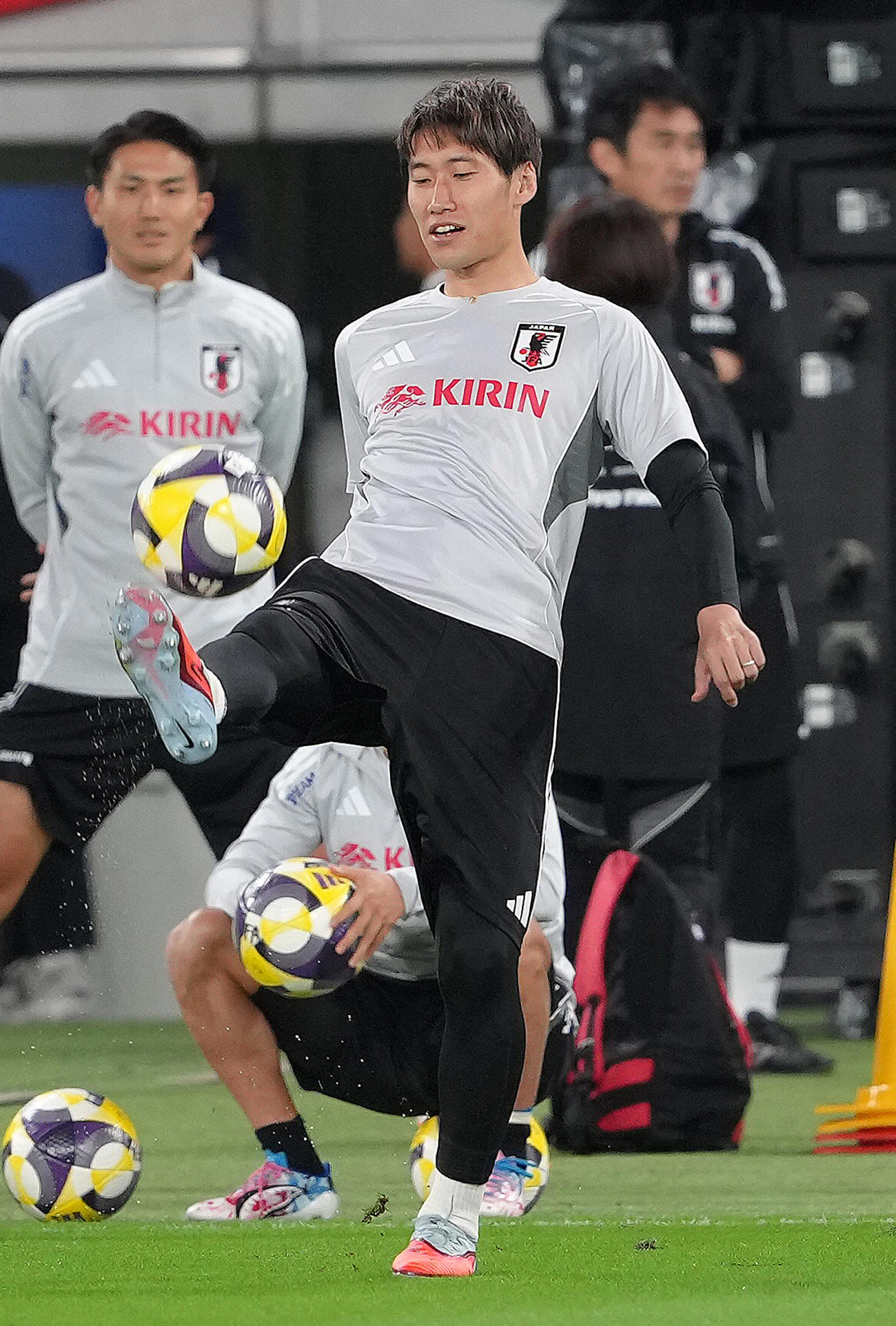 練習前、リラックスした様子でボールを蹴る鎌田（撮影・足立雅史）
