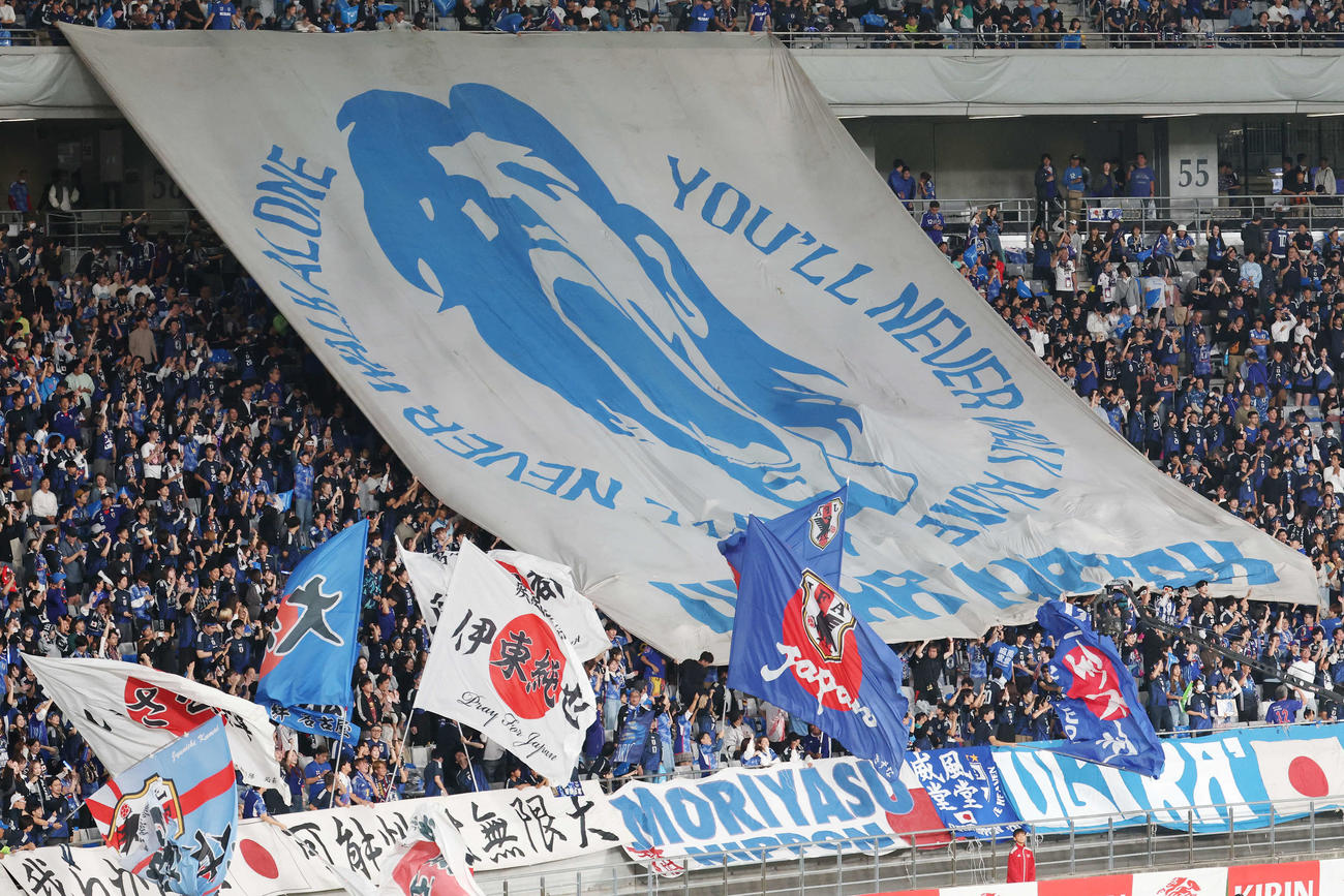 日本対ブラジル　試合前、盛り上がるサポーター（撮影・宮地輝）