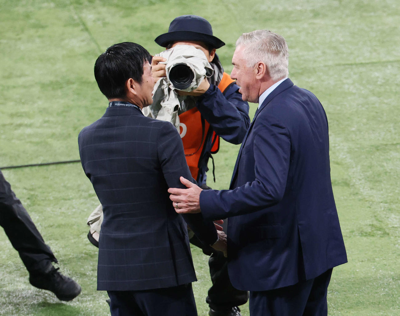 日本対ブラジル　試合前、握手を交わす森保監督（左）とブラジルのアンチェロッティ監督（撮影・宮地輝）