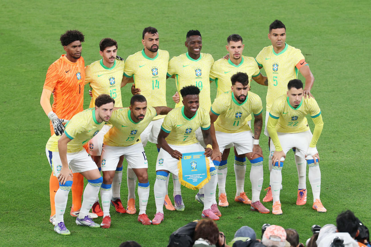 日本対ブラジル　試合前、集合写真に納まるブラジルのスタメンの選手たち（撮影・宮地輝）