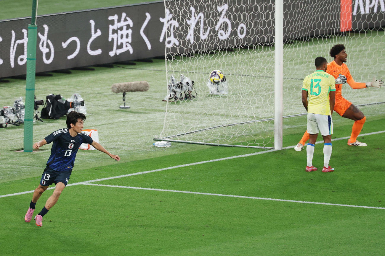 日本対ブラジル　後半、ゴールを決めた中村（撮影・宮地輝）