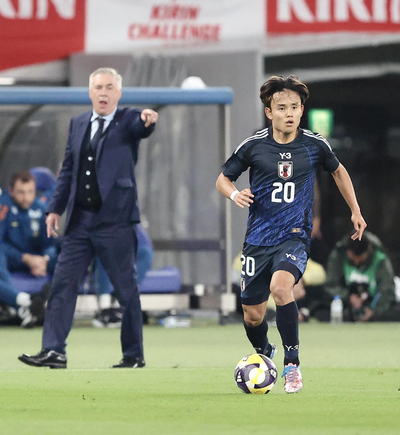 日本対ブラジル　前半、ボールをキープする久保。後方はブラジル代表アンチェロッティ監督（撮影・河田真司）
