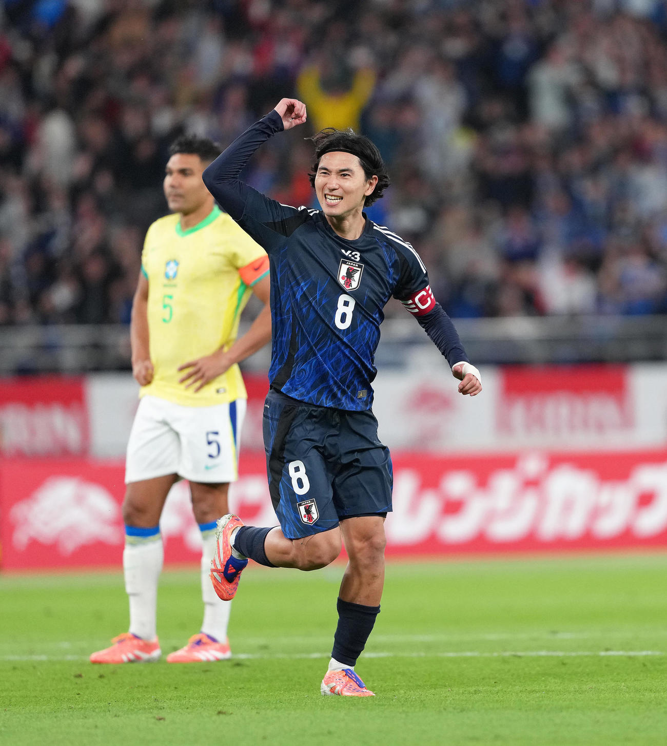 日本対ブラジル　後半、ゴールを決め、ガッツポーズで喜ぶ南野（撮影・足立雅史）