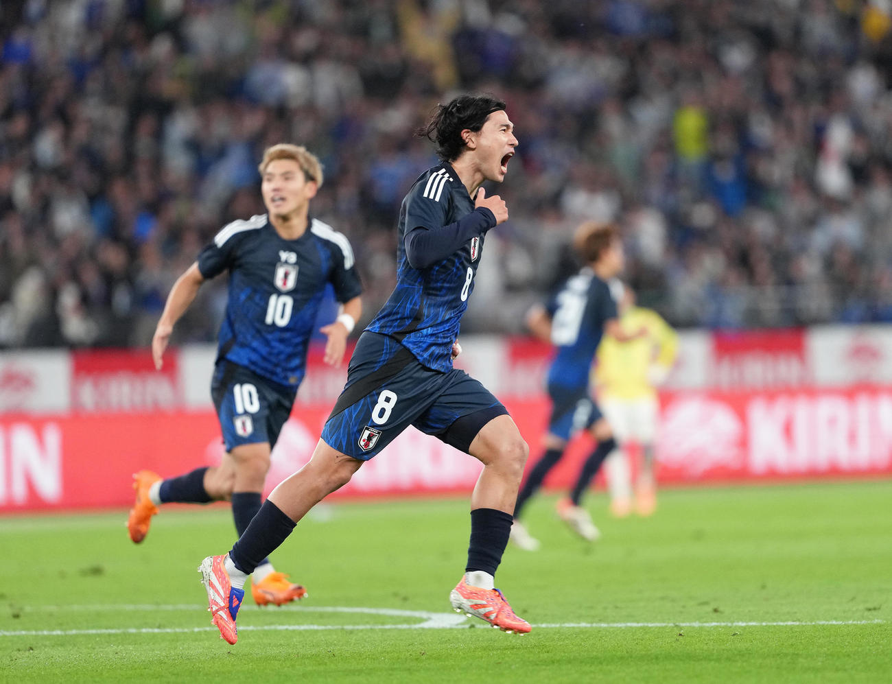 日本対ブラジル　後半、ゴールを決め、雄たけびを上げる南野（撮影・足立雅史）