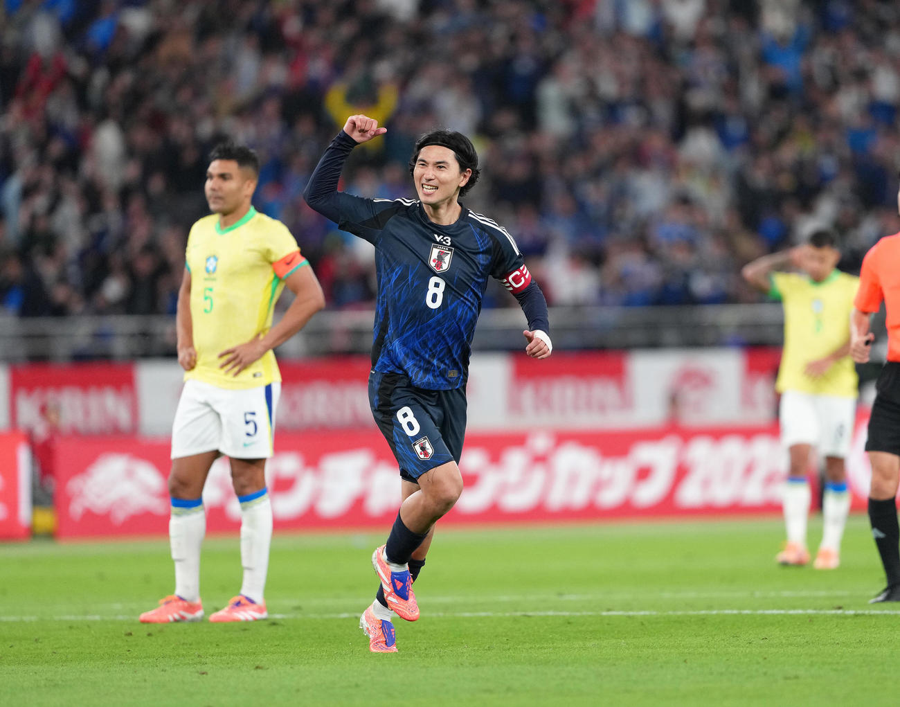 日本対ブラジル　後半、ゴールを決め、ガッツポーズで喜ぶ南野（撮影・足立雅史）