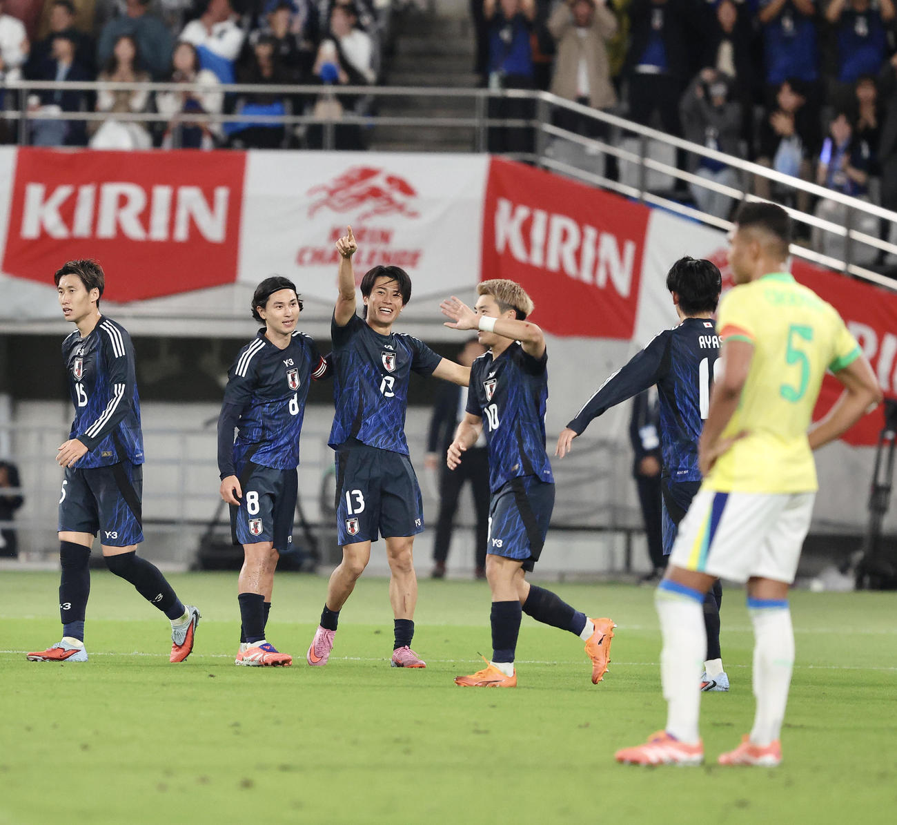 日本対ブラジル　後半、ゴールを決め、南野（左から2人目）らと喜び合う中村（同3人目）（撮影・河田真司）