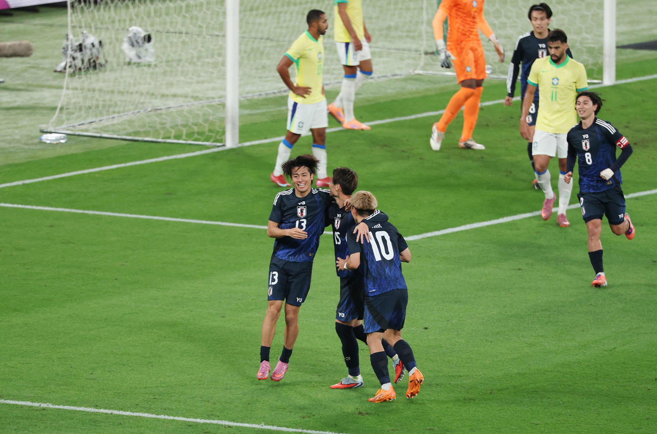 日本対ブラジル　後半、ゴールを決めチームメートと喜ぶ中村（左）（撮影・宮地輝）