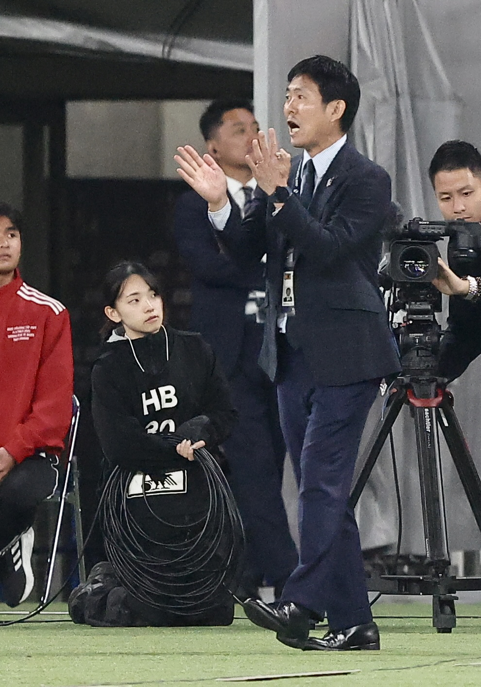 日本対ブラジル　後半、中村のゴールで手をたたき、喜ぶ森保監督（撮影・河田真司）