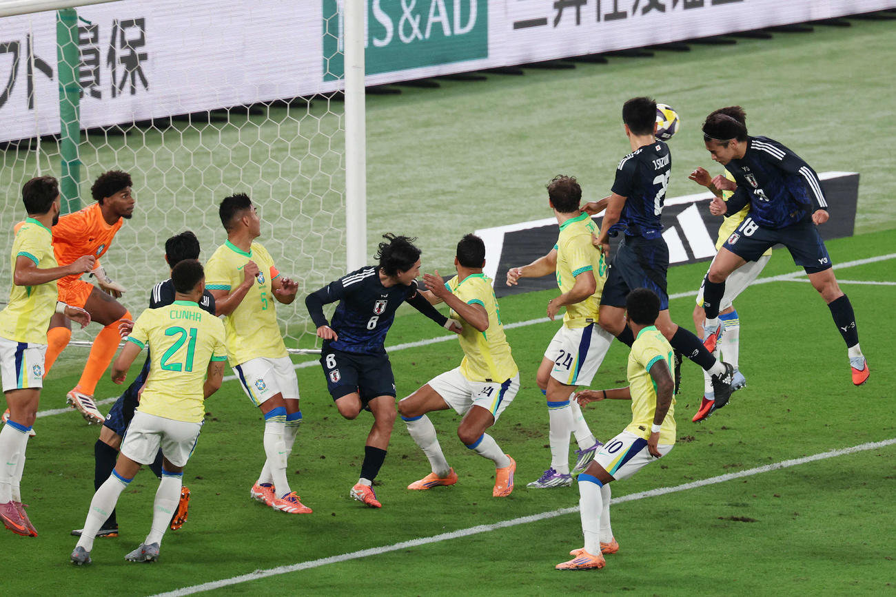 日本対ブラジル　後半、ゴールを決める上田（右）（撮影・宮地輝）