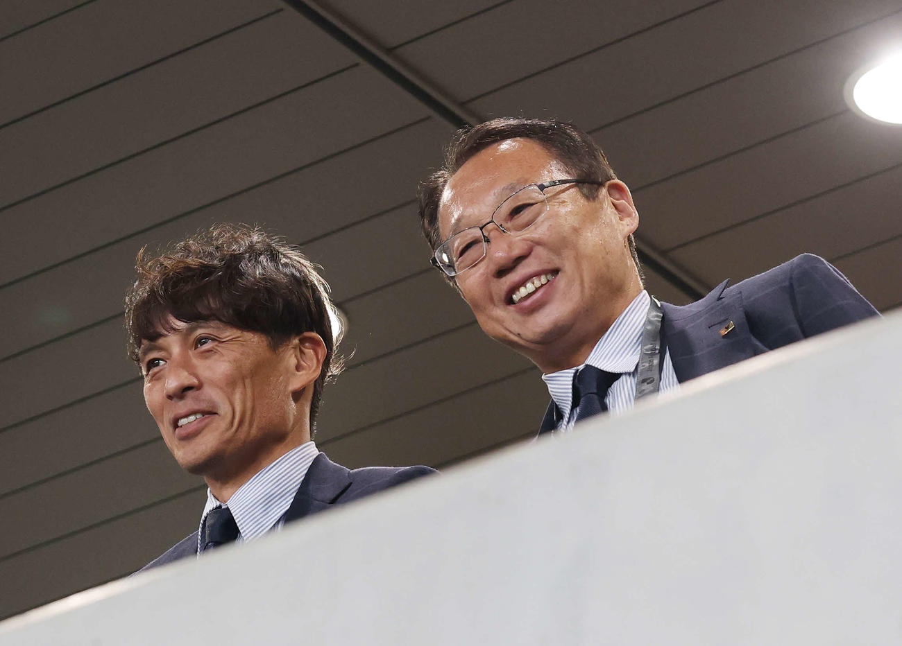 日本対ブラジル　ブラジルに勝利し笑顔を見せる宮本会長（左）と岡田氏（撮影・宮地輝）