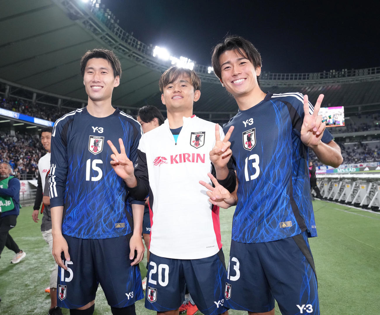 日本対ブラジル　試合後、記念撮影する、左から鎌田、久保、中村（撮影・足立雅史）