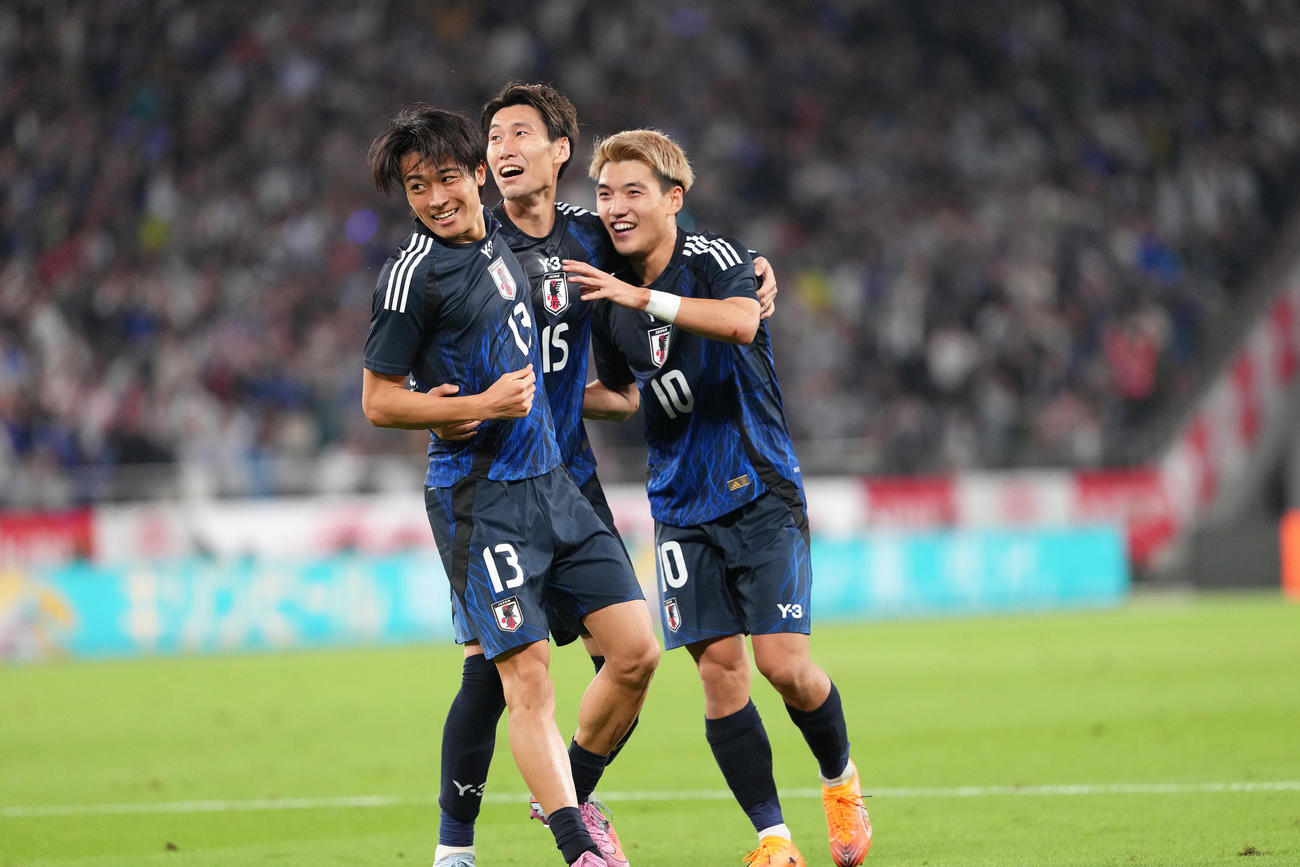 日本対ブラジル　後半、追加点を決める中村（左）。中央は鎌田、右は堂安（撮影・足立雅史）