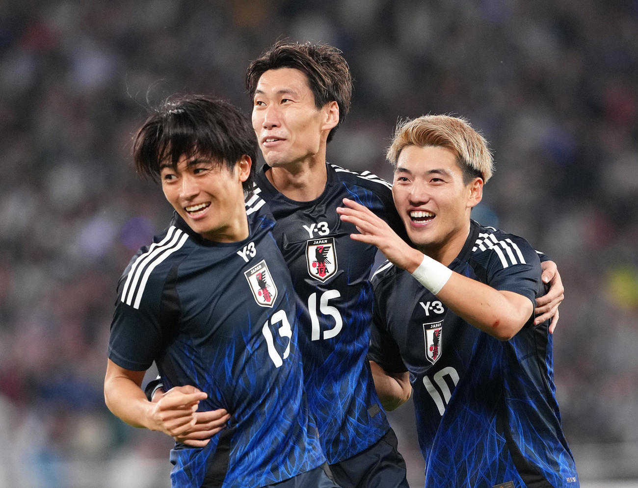 日本対ブラジル　後半、追加点を決める中村（左）。中央は鎌田、右は堂安（撮影・足立雅史）