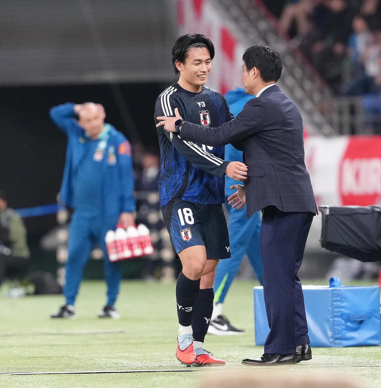 日本対ブラジル　後半、勝ち越しゴールを決め交代した上田（左）は森保監督に迎えられ笑顔（撮影・足立雅史）