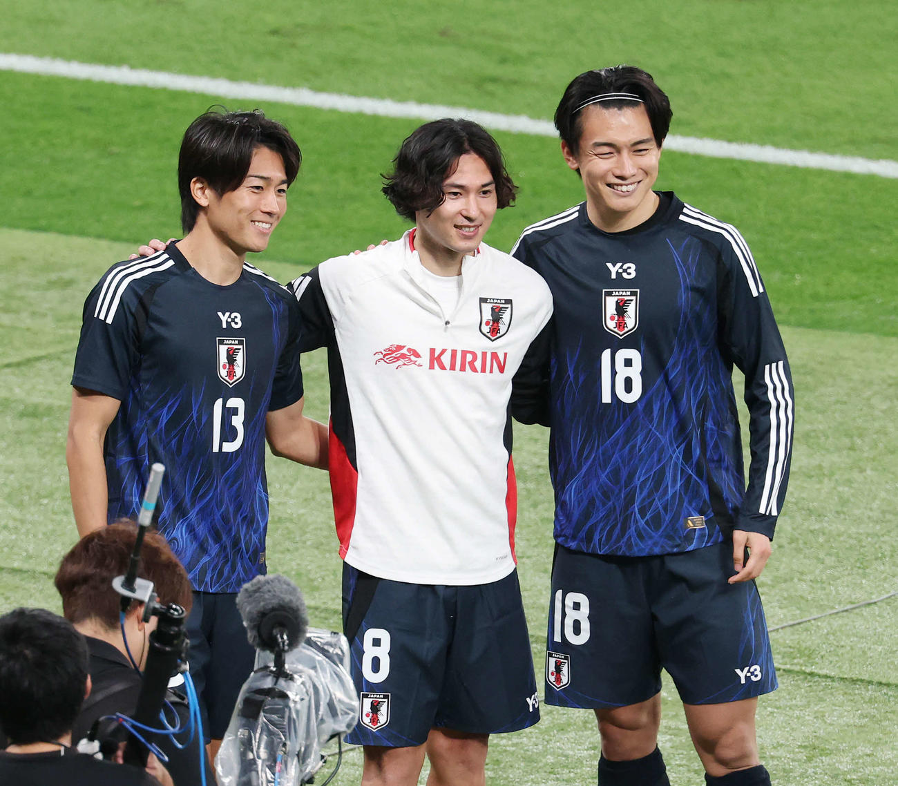 日本対ブラジル　ブラジルにゴールを決め勝利し笑顔の中村（左）、南野（中央）、上田（撮影・宮地輝）