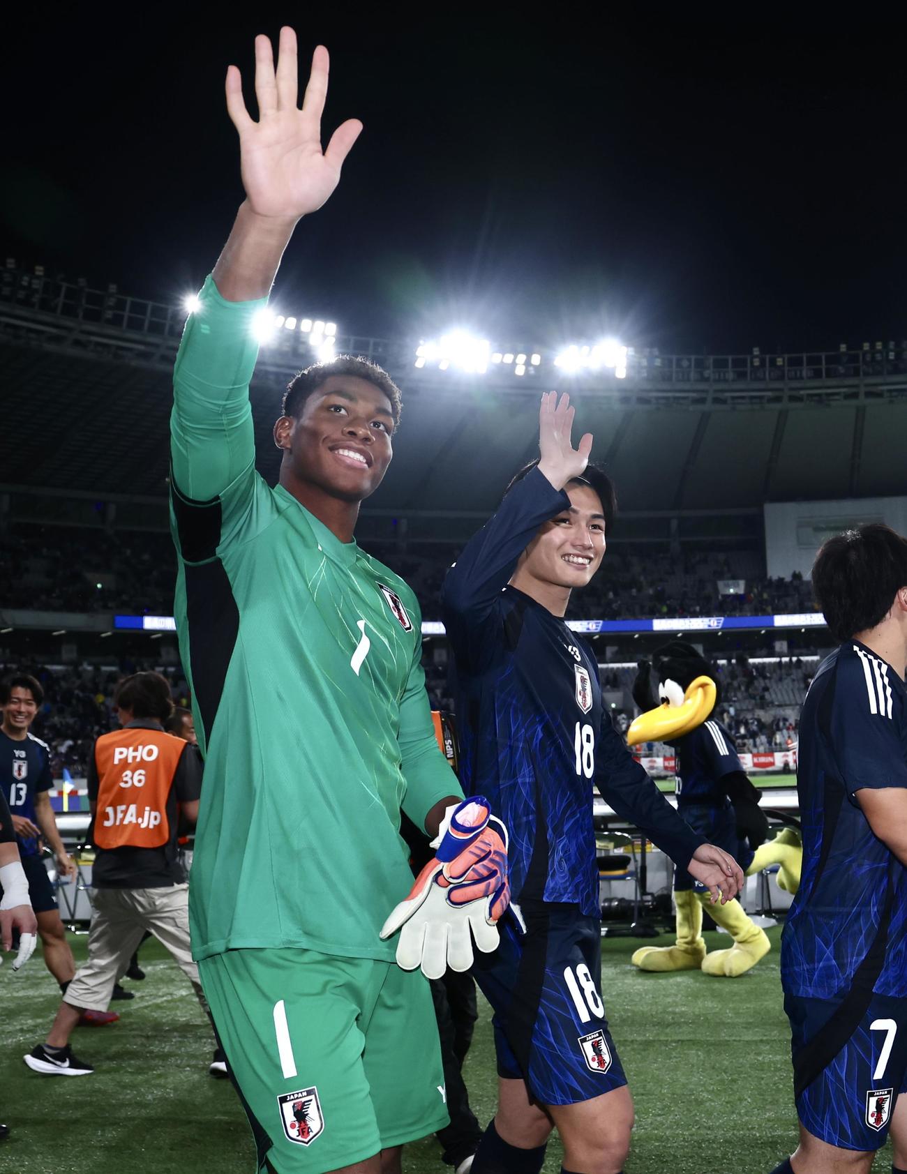 日本対ブラジル　ブラジルに勝利し、声援に応えながら場内一周する鈴木（左）と上田（撮影・河田真司）