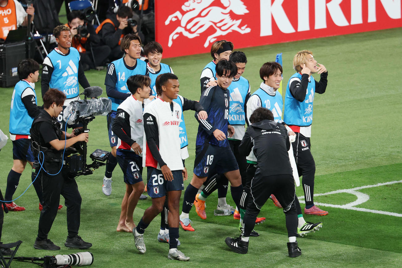 日本対ブラジル　後半、ゴールを決めチームメートと喜ぶ上田（中央）（撮影・宮地輝）