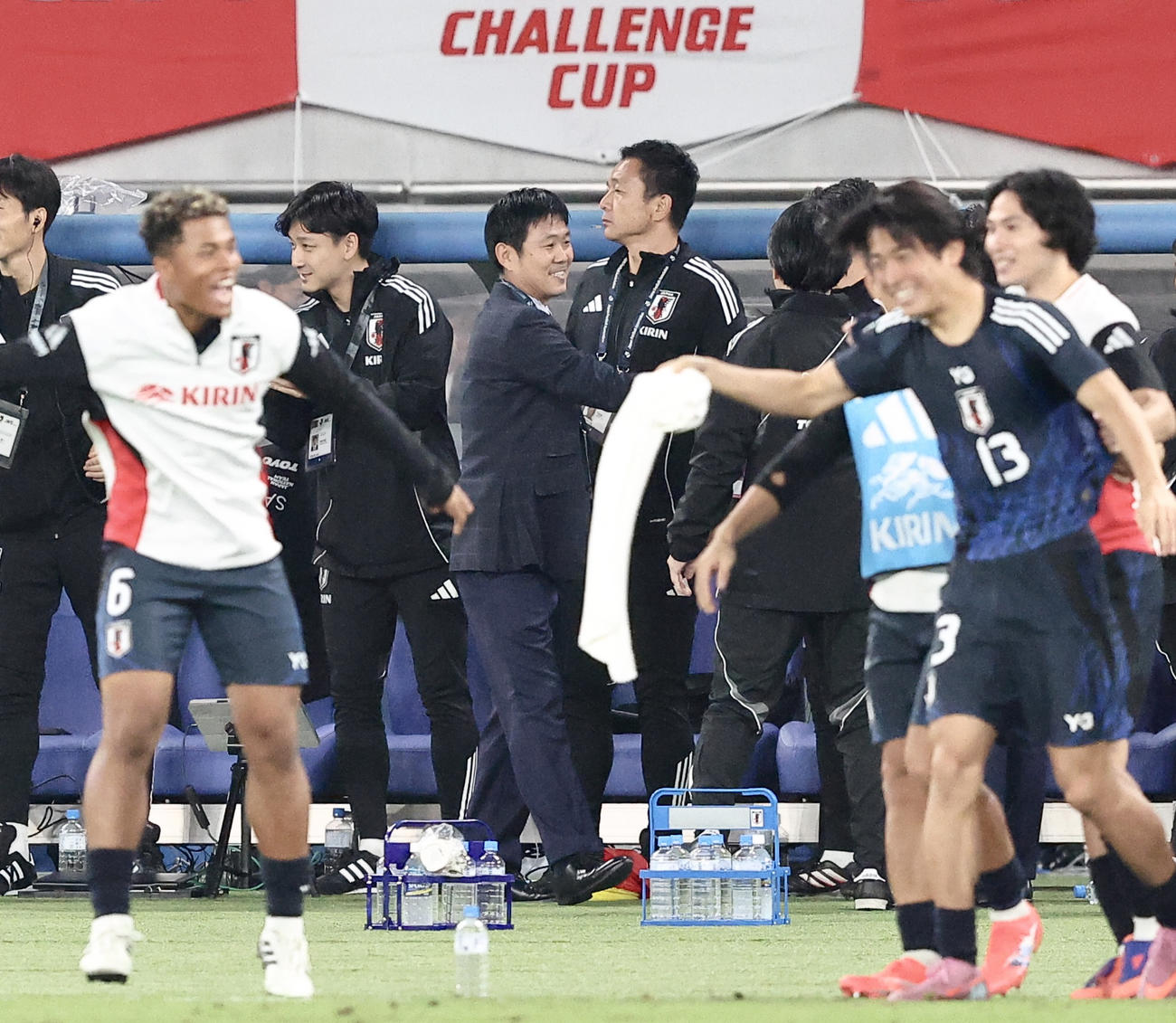 日本対ブラジル　後半、ブラジルに初勝利し、喜ぶ森保監督（後方中央）ら日本ベンチ（撮影・河田真司）