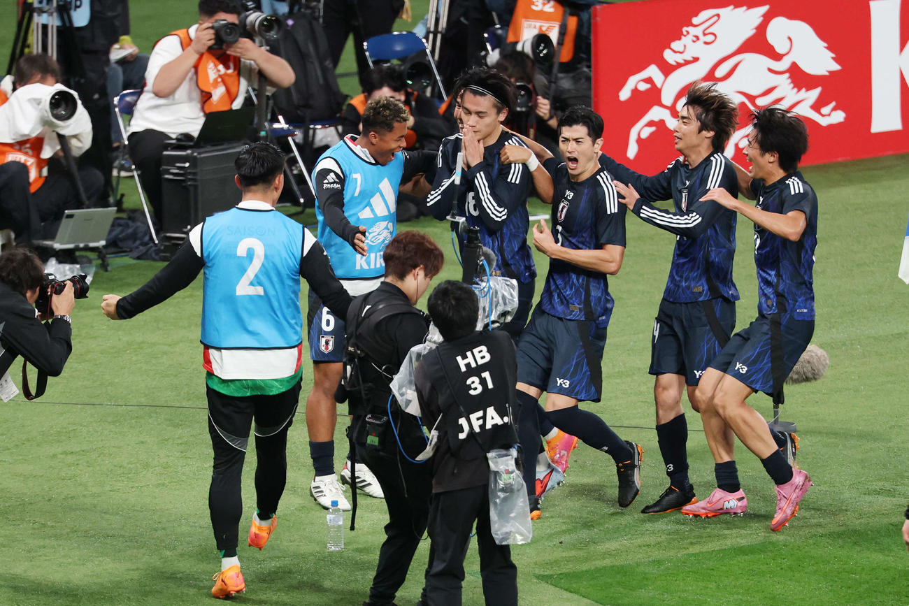 日本対ブラジル　後半、ゴールを決めチームメートと喜ぶ上田（中央）（撮影・宮地輝）