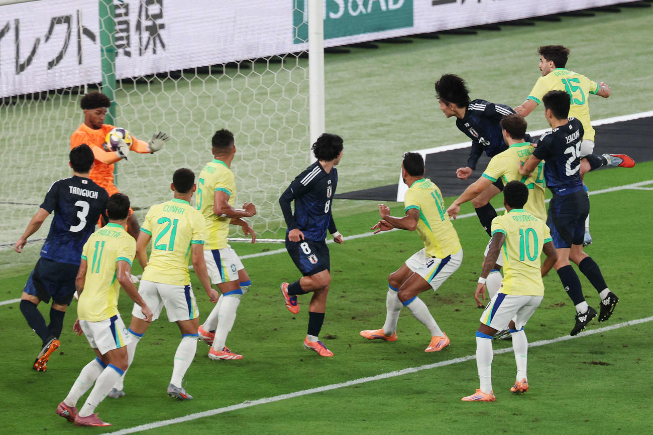 日本対ブラジル　後半、ゴールを決める上田（撮影・宮地輝）