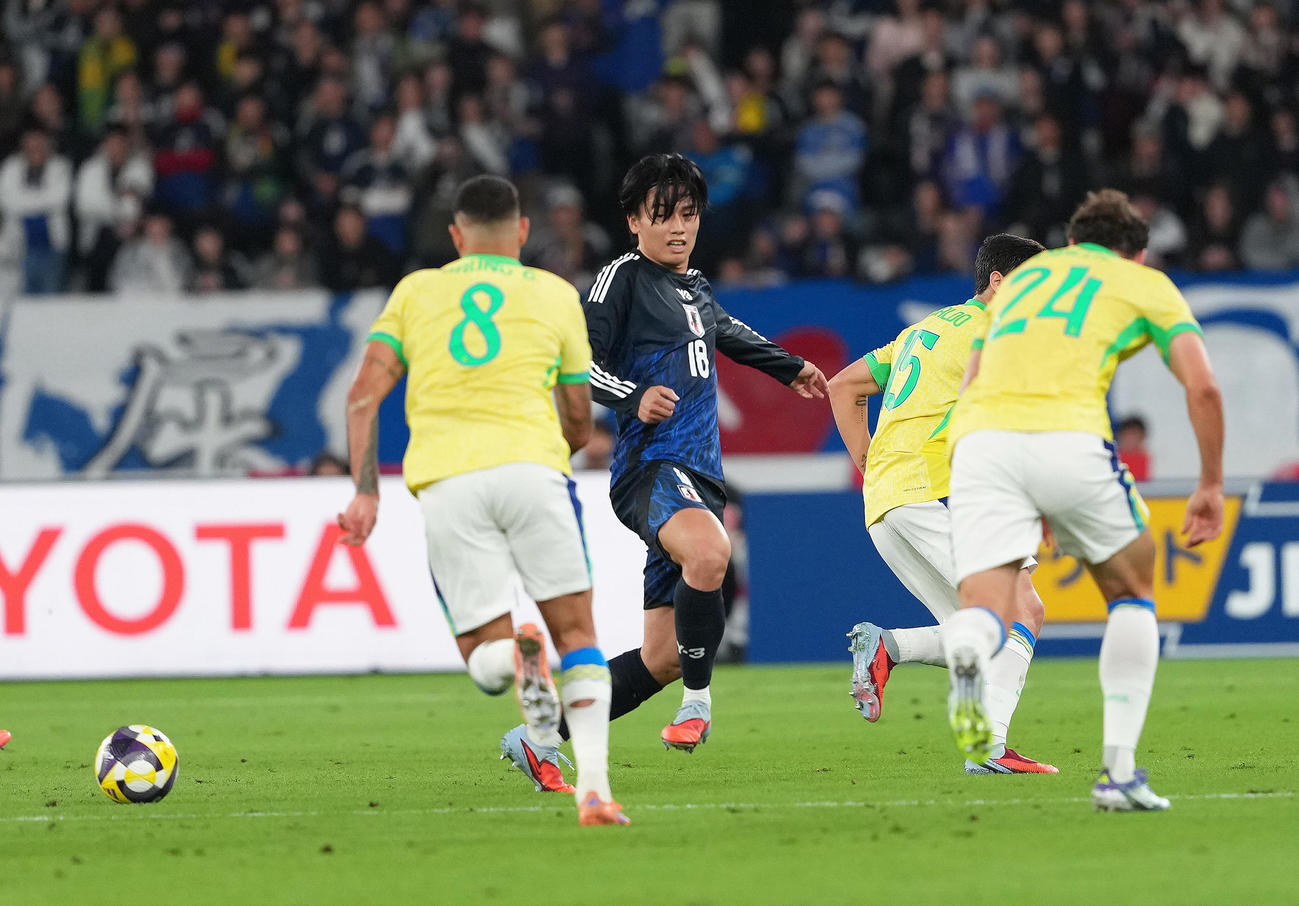 日本対ブラジル　前半、相手に囲まれながらパスを出す上田（中央）（撮影・足立雅史）