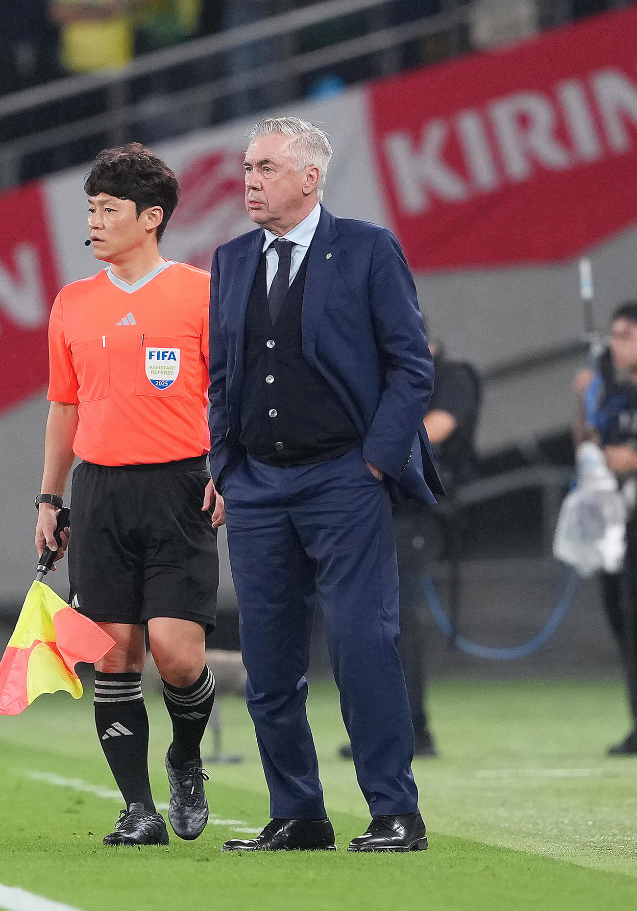 日本対ブラジル　前半、戦況を見つめるアンチェロッティ監督（撮影・足立雅史）