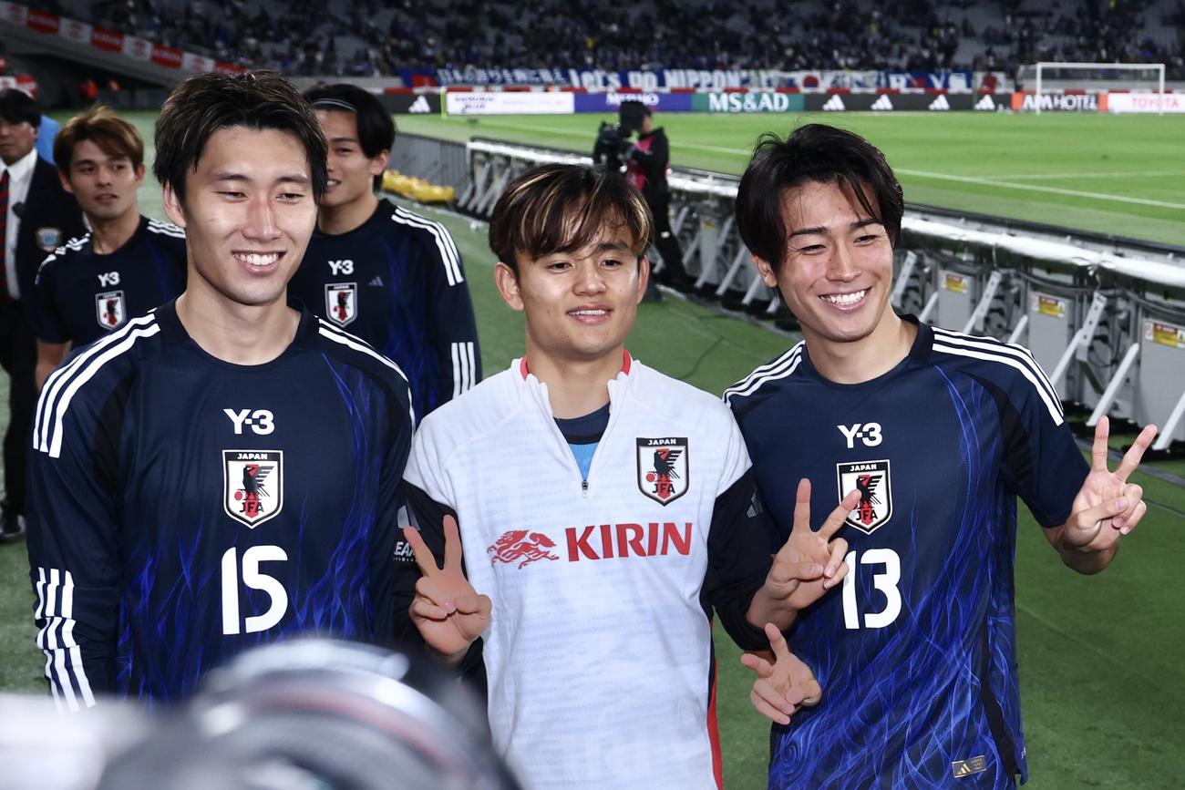 日本対ブラジル　ブラジルに勝利し、Vサインする日本代表の、左から鎌田、久保、中村（撮影・河田真司）