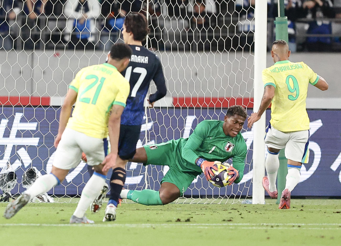 日本対ブラジル　後半、必死にキャッチするGK鈴木（右から2人目）（撮影・河田真司）