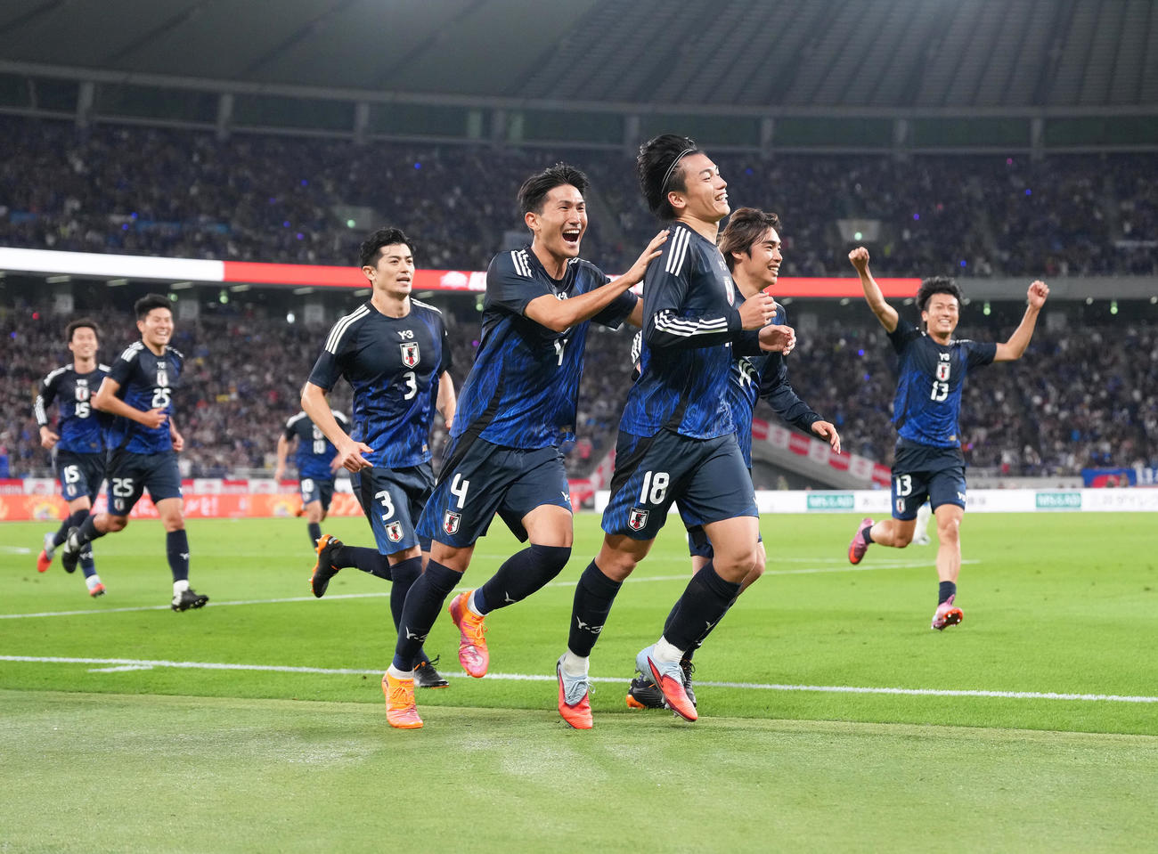キリンチャレンジカップ2025　日本対ブラジル　後半、上田綺世の逆転ゴール喜び駆け出す渡辺剛ら