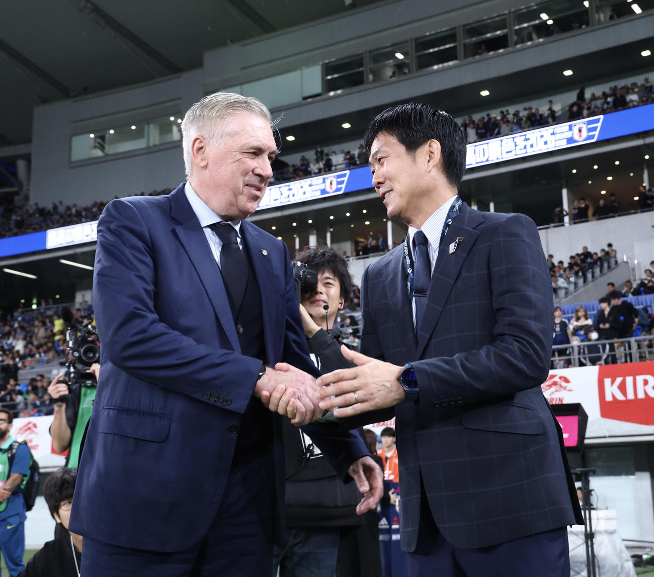 日本対ブラジル　試合前、握手を交わすブラジル代表アンチェロッティ監督（左）と森保監督（撮影・河田真司）
