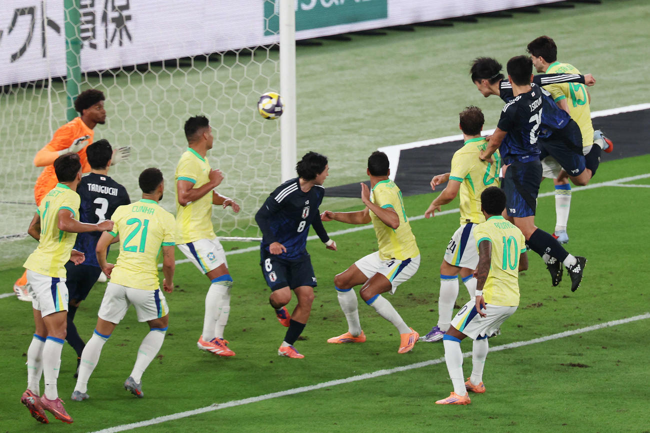 日本対ブラジル　後半、ゴールを決める上田（撮影・宮地輝）