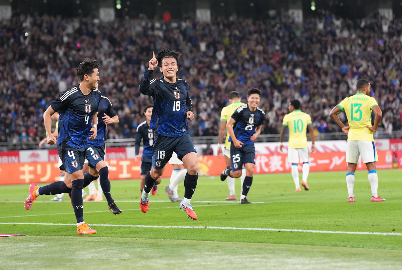 日本対ブラジル　後半、ゴールを決め、駆け出す上田（左から2人目）（撮影・足立雅史）