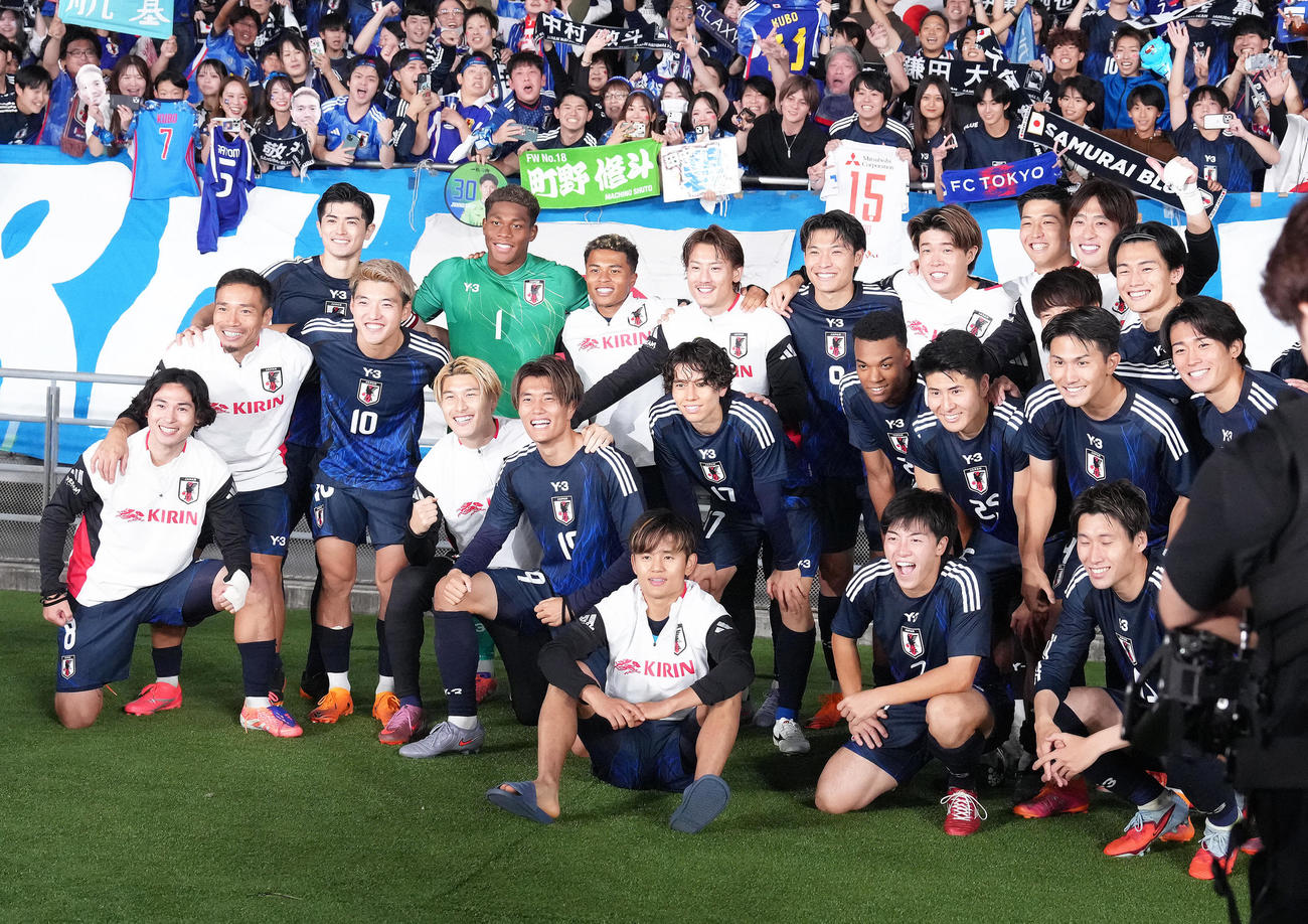 日本対ブラジル　試合後、サポーターを背に記念撮影をする日本代表の選手たち（撮影・足立雅史）